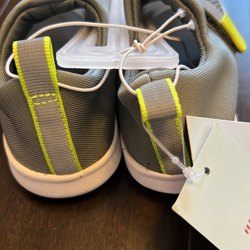 NWT Cat and Jack Toddlers Gender Neutral Austen Water Swim shoes in gray!